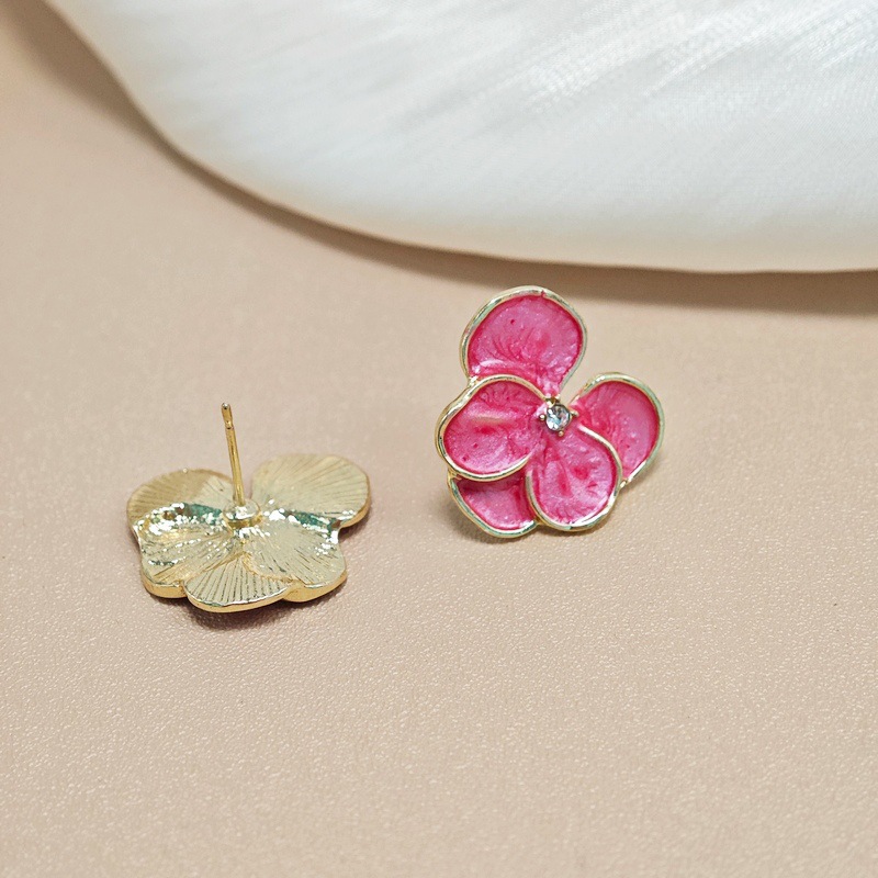 2025 nuevos pendientes de flores pequeños, frescos y simples, moda de lujo ligera, pendientes de celebridades de Internet de todo fósforo, pendientes al por mayor