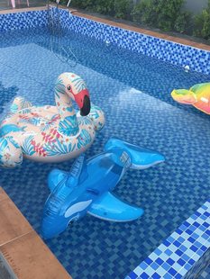 ˮ��������Ӿ���Rِ�˴ɴu���к������{ɫ��Ȫˮ���~���ݳشu