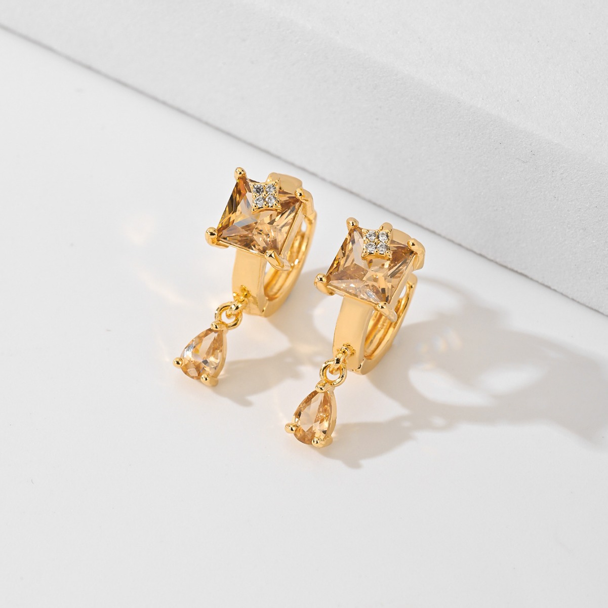 Selección transfronteriza Pendientes de circonio con incrustaciones Joyas Mujer 2024 Nuevos pendientes de moda Pendientes de cobre chapado en oro Joyas exquisitas