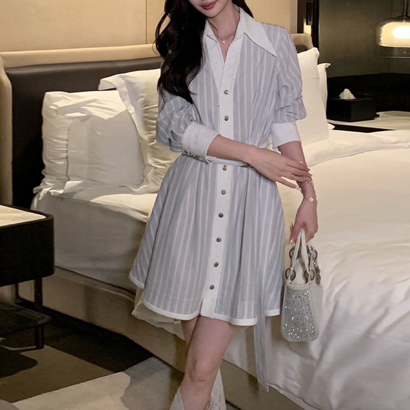 Bright and Artistic Student Outfits Are Simple, Elegant, High-End and Beautiful. Little Blue Stripesd Shirt Dress for Autumn
