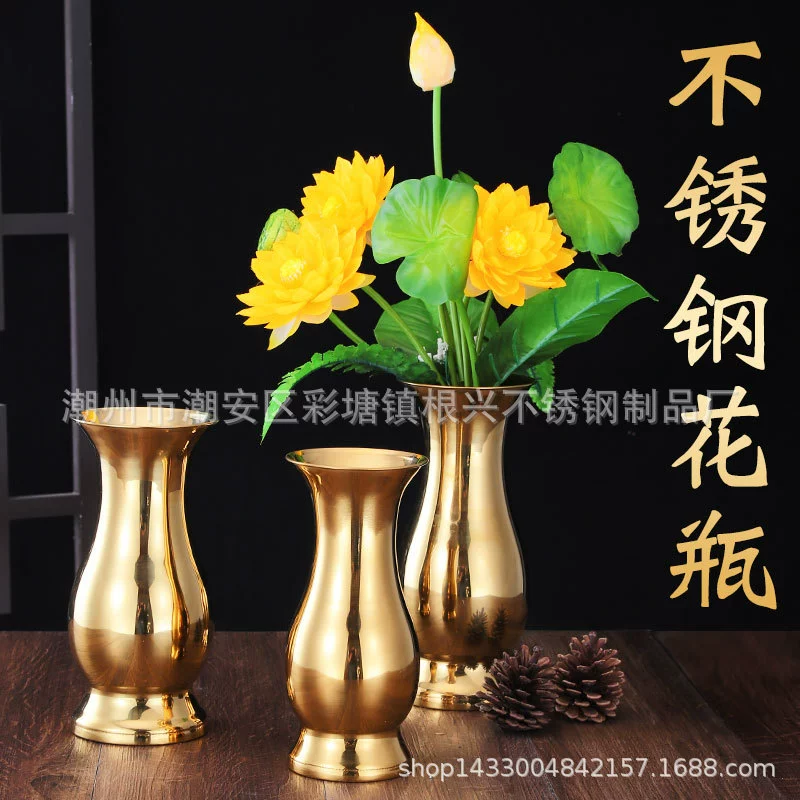 Толстая ваза из нержавеющей стали украшает гостиную с цветочной вставкой