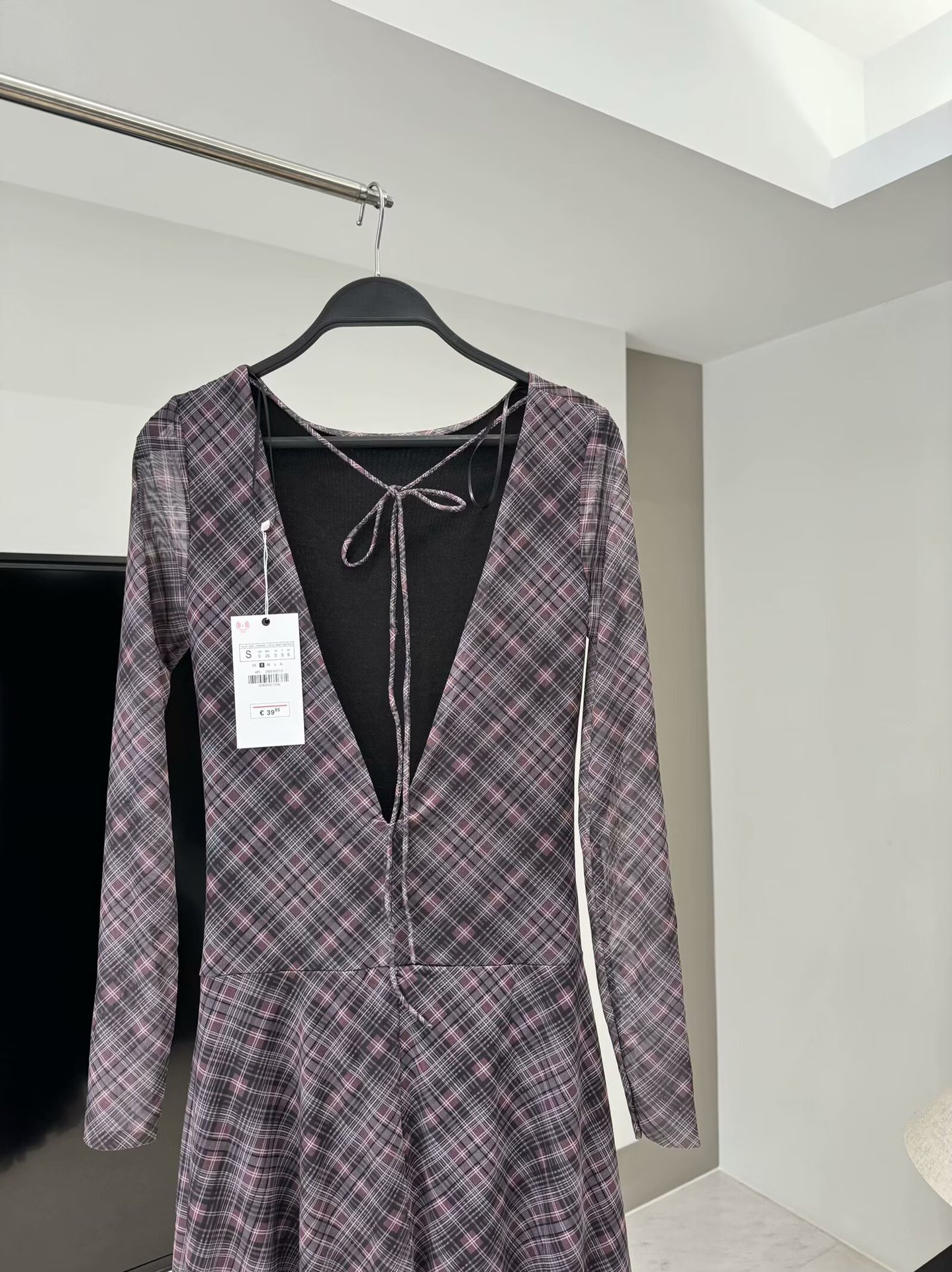 Women Backless V neck Sexy Plaid Pleated Silk Net Long Sleeve Dress