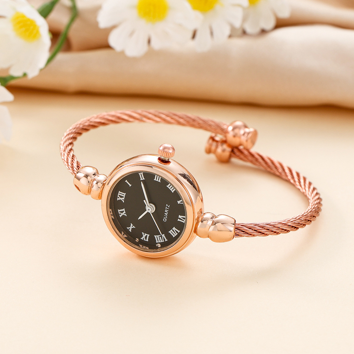 Nuevo reloj casual estilo pulsera para mujer, reloj fresco y sencillo para estudiantes, versión coreana, estilo pulsera moderno para estudiantes femeninas.