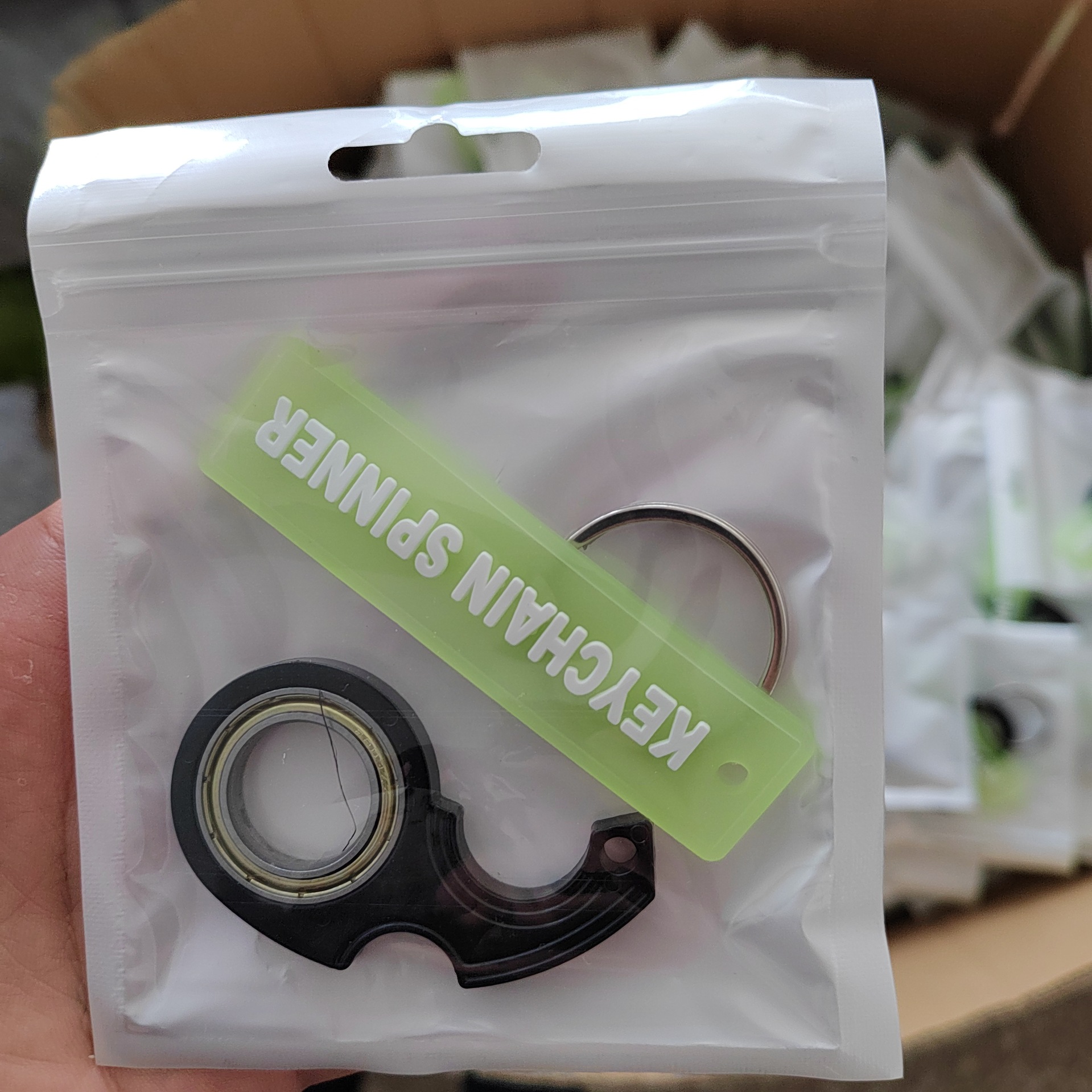 빛나는 스트립이있는 검은 열쇠 고리