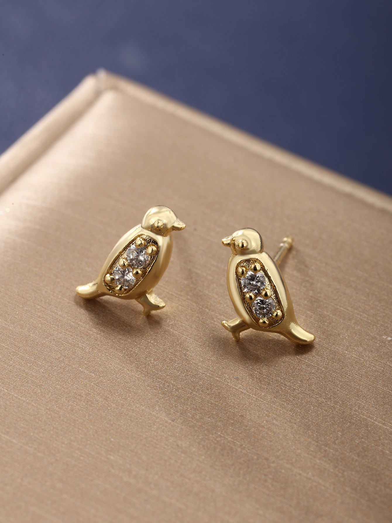 Joyería Xuping aleación de cobre chapado 14K oro pequeño pendientes de alta sensación de nicho ligero pendientes de zircón de lujo pendientes