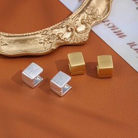 耳钉;耳环;项链