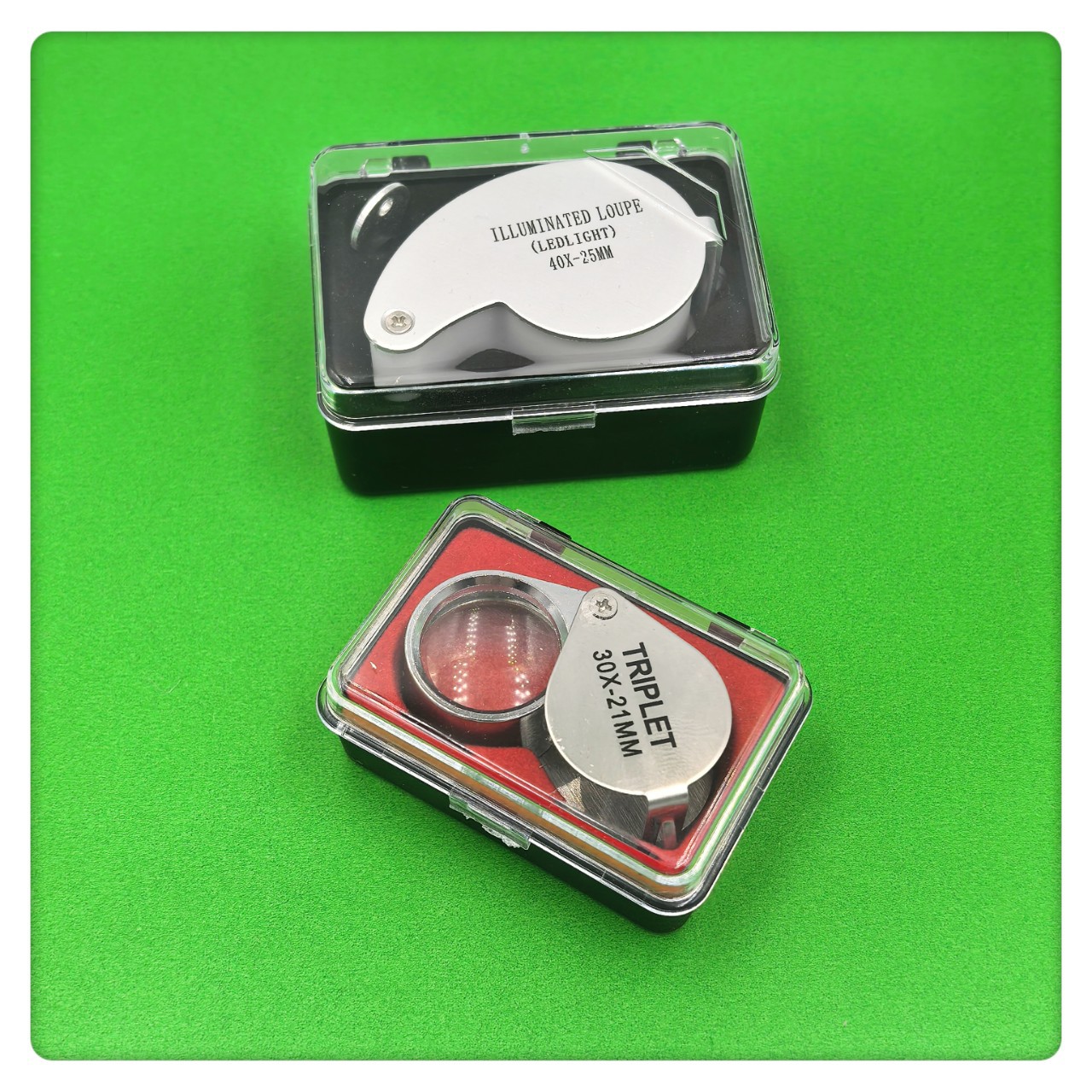 Handheld folding magnifying glass