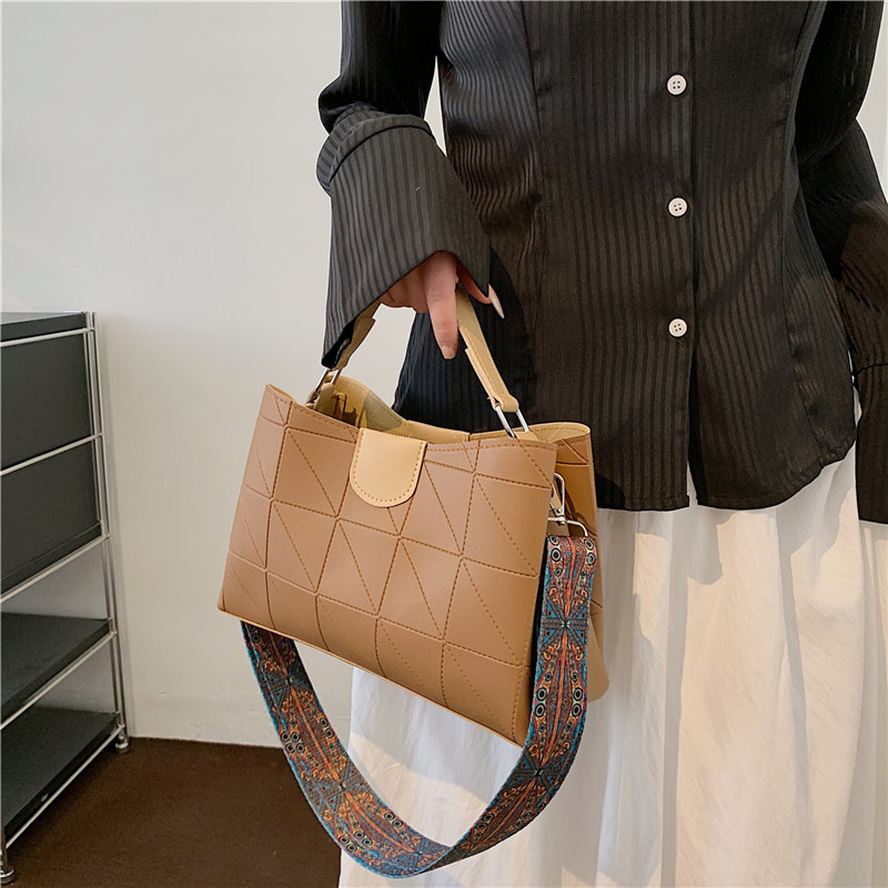 Bolso de mujer de estilo extranjero, bolso de mano de alto nivel, 2024 nuevo tipo de bolso de hombro pu, bolso de moda coreana, bolso de cinturón ancho, bolso de mano