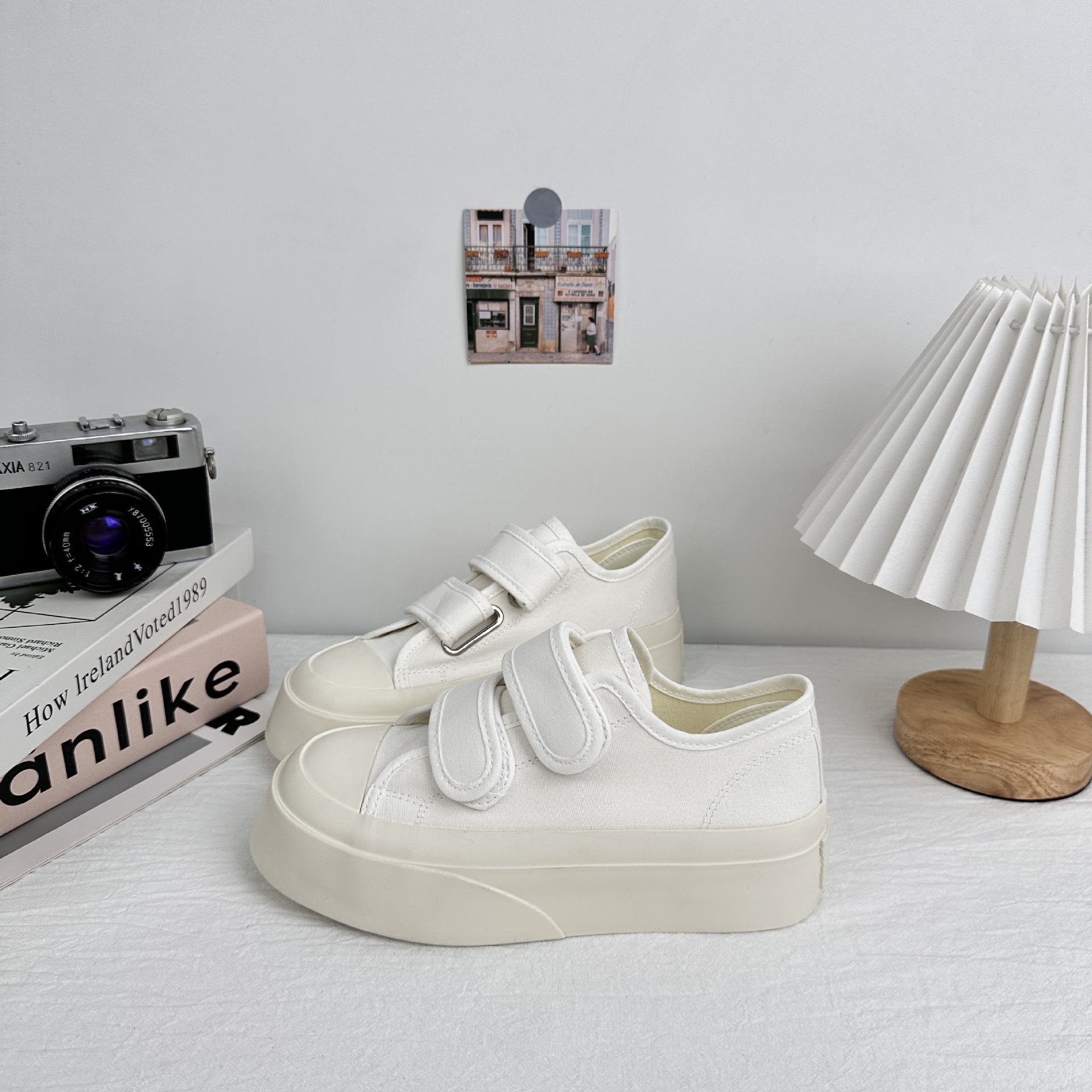 Farwave Velcro zapatos blancos para mujeres 2025 verano nuevos zapatos de lona transpirables con suela gruesa versátil zapatos de skate de nicho image 3