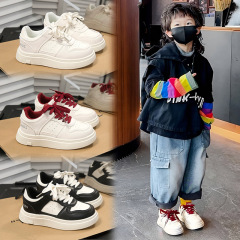 子供の板の靴の2025新型の女の子の靴の軽い運動靴の男性の男の子の柔らかい底のファッションの白い靴の靴の靴のファッション