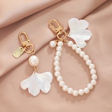 亚马逊新款枫叶钥匙扣女生防丢失手机珍珠链包包耳机壳装饰挂件汽