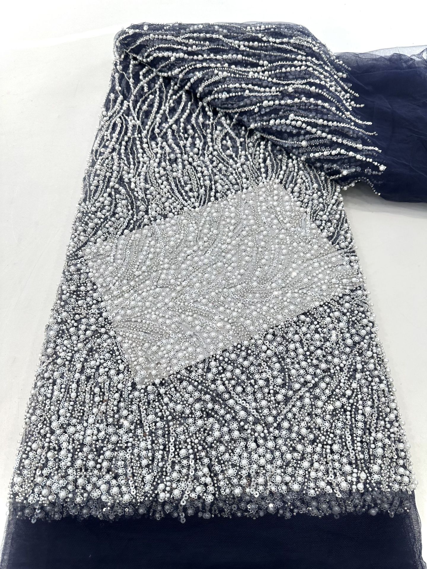 Tela de encaje bordada, bordado pesado con cuentas grandes y patrones florales por todas partes, base de malla de encaje con bordado de tubo de cuentas, tela para vestido de novia.