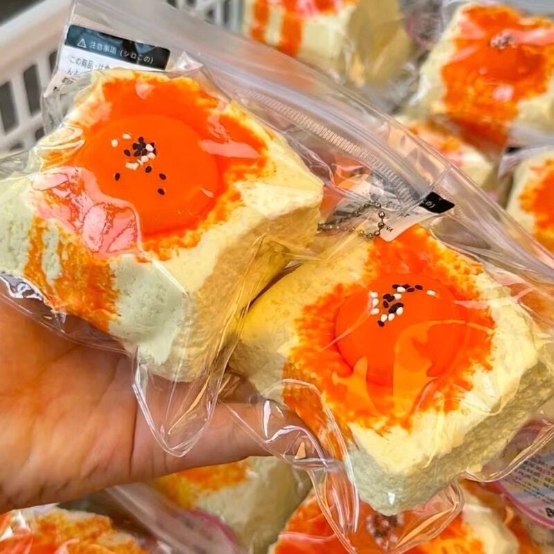 小紅の本は同じ手作りのシリカゲルをつまんで、心の卵黄トーストをつぶします。|undefined