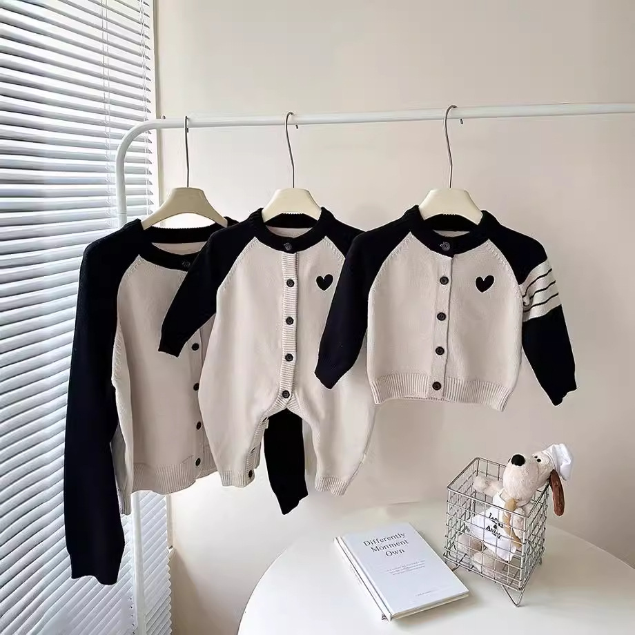 Ropa para padres e hijos versión coreana 2025 nueva ropa de otoño para una familia de tres o cuatro trajes de escalada decoración del hogar amor manga raglán suéter marea