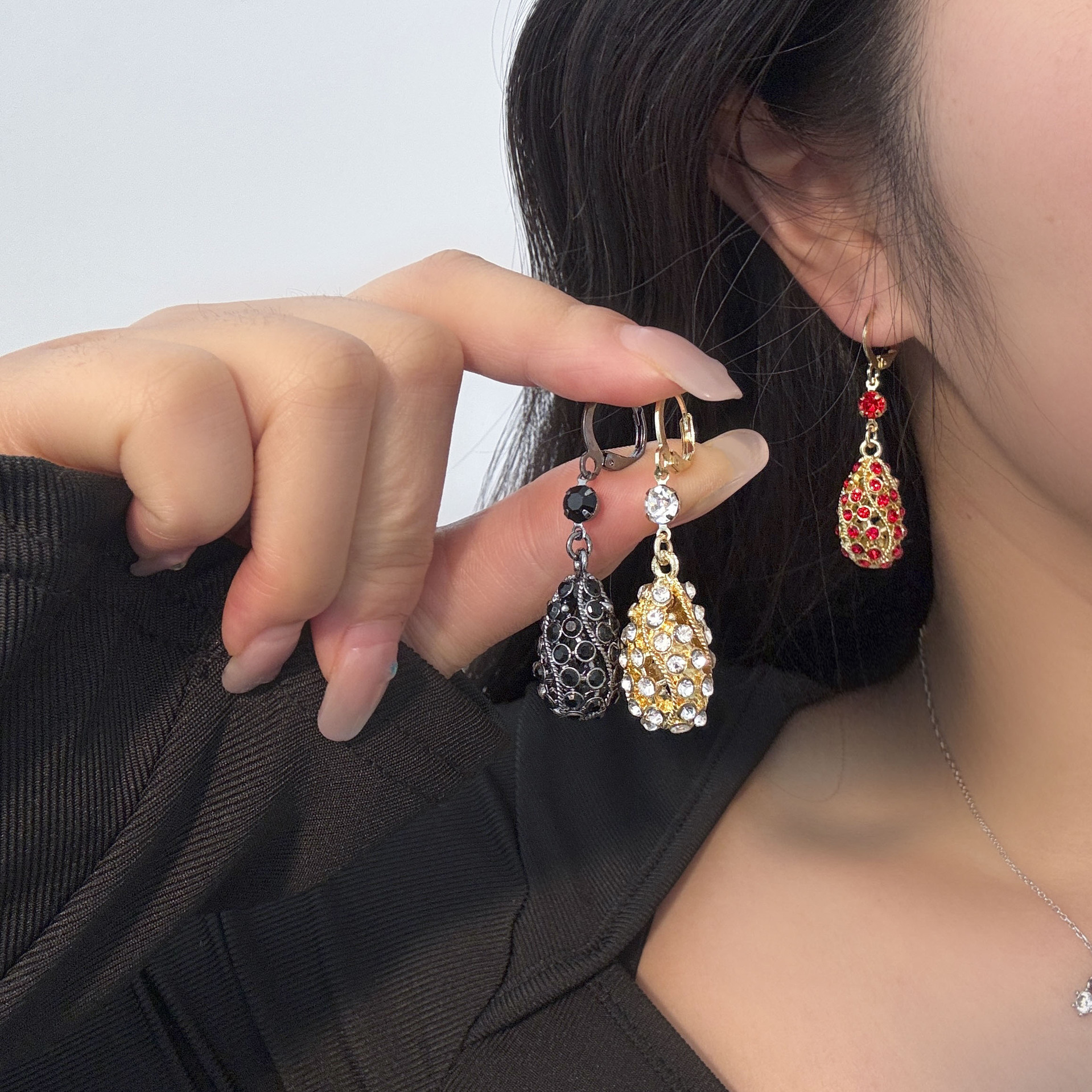 High-End, Elegant, Super Shiny Diamond-Encrusted Water Drop Earrings, Niche Design, Exquisite and Fashionable Ear Clips, Light Luxury Earrings for Women