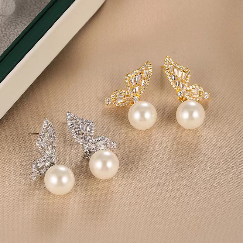 Fashionable fresh elegant earrings with zircon pearl