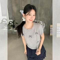 夏のootdは蝶結びを着てニットの半袖tシャツの女性2025の新型の超美しい上着をつなぎ合わせます。