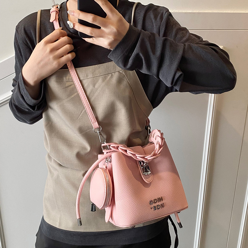 Bolso de mano de color de contraste retro 2025 nuevo bolso de hombro simple de moda de nicho casual bolso de mensajero de viaje de todo fósforo