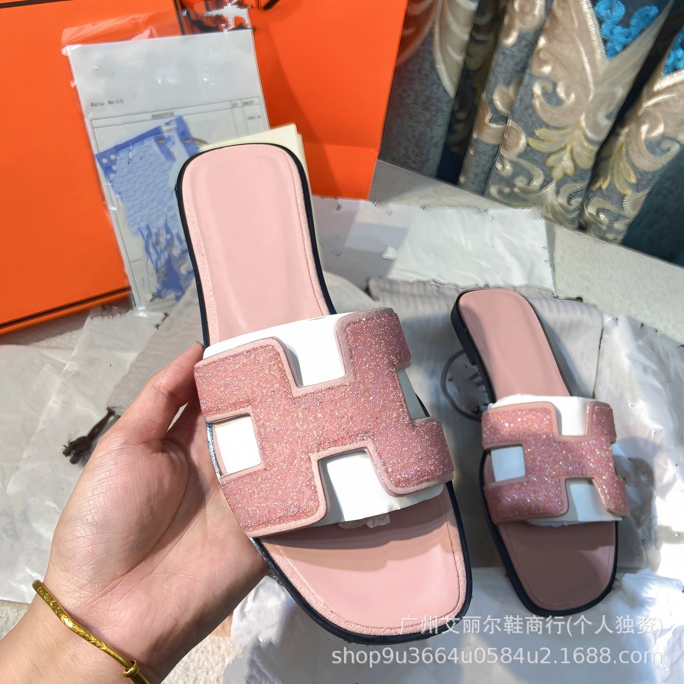 Europa y los Estados Unidos 2025 zapatos caseros de mujer una palabra fuera de H zapatillas de diamante de cuero plano playa casuales zapatillas frías tacones planos resistentes al desgaste