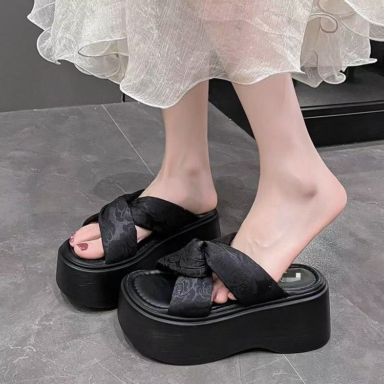 Aumentar la altura de las zapatillas de la mujer 2026 verano nuevo fondo grueso muffin fondo zapatillas de playa de tacones altos