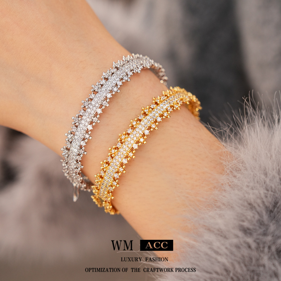 Oro real eléctrico de diamante encaje hueco pulsera de fijación temperamento pulsera de lujo ligera alta sensación de joyería al por mayor