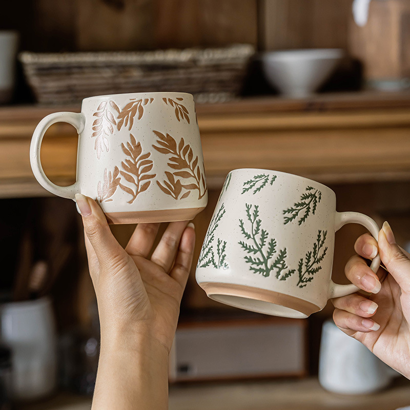 Taza de estilo pastoral Taza de cerámica al por mayor Taza de hoja en relieve exquisita Taza de agua para el hogar Taza de café japonesa de gran capacidad