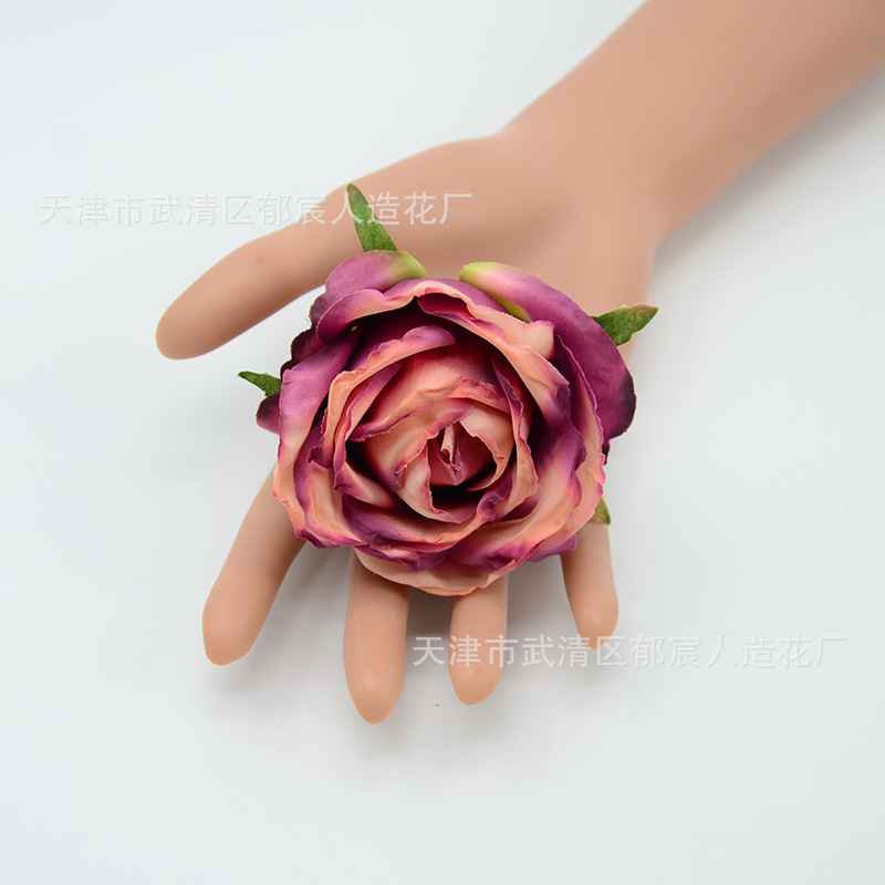 焼きながらのバラの花の焦げながらのバラの花の頭をシミュレーションします。|undefined