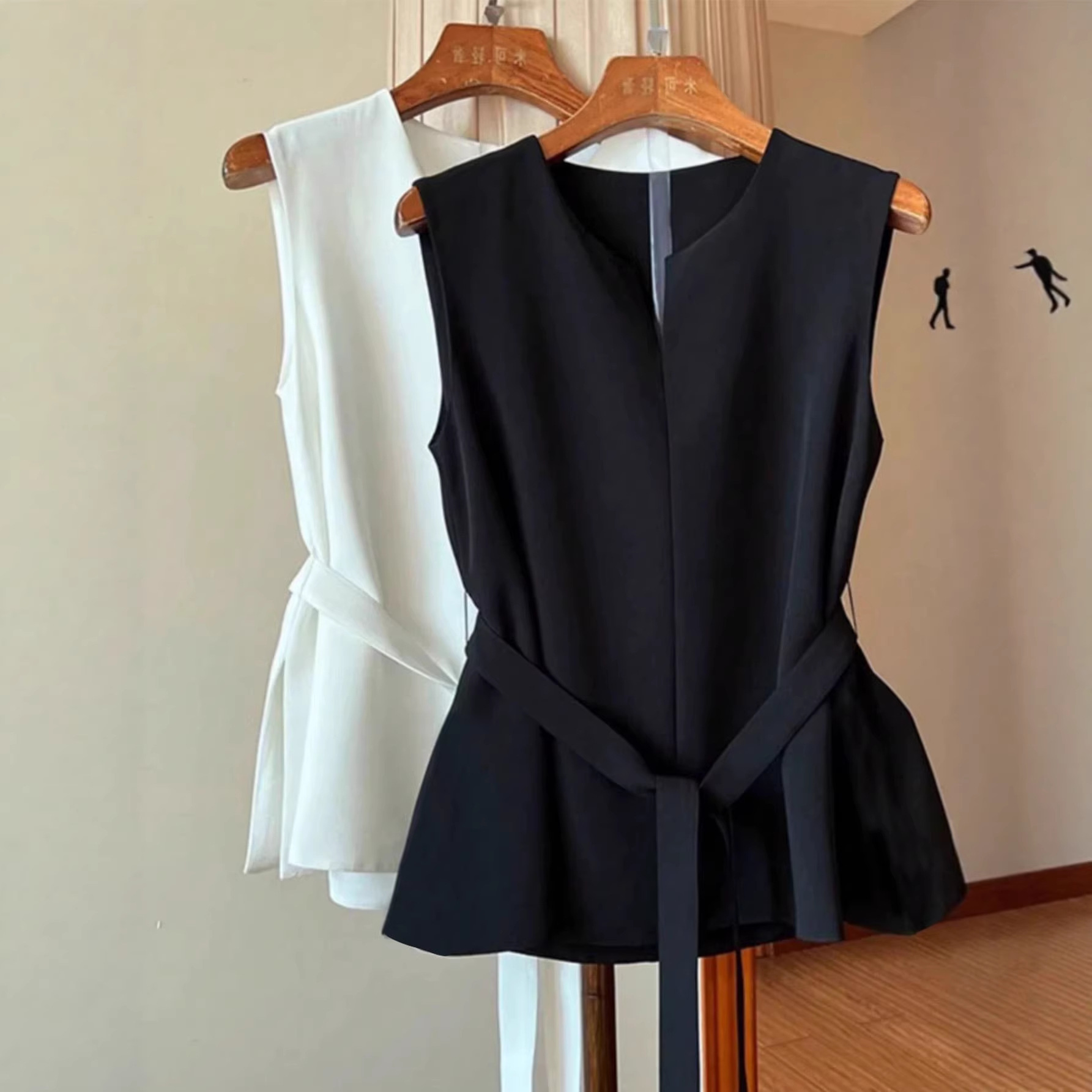 Women's Clothing Solid Color Notched V Neck Sleeveless Shirt New Style Top In Stock_ecoleips.com