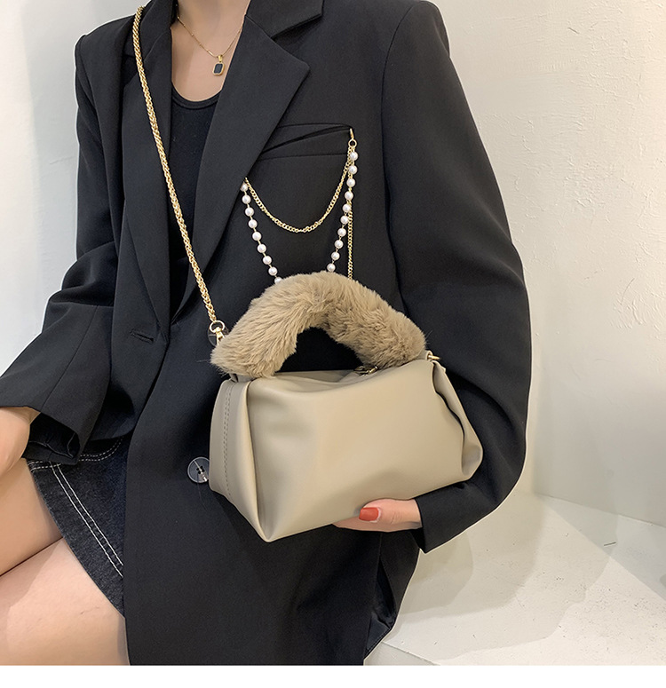 Plush Tote Large Capacity 2021 Autumn New Chain Plush Bag Hand Carrying Western Style Shoulder Messenger Bag display picture 4