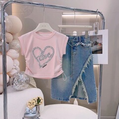 女の子の夏のスーツ 2025 新しいスタイルビッグ子供スパンコール愛 Tシャツデニム生エッジスカート 2 点セット