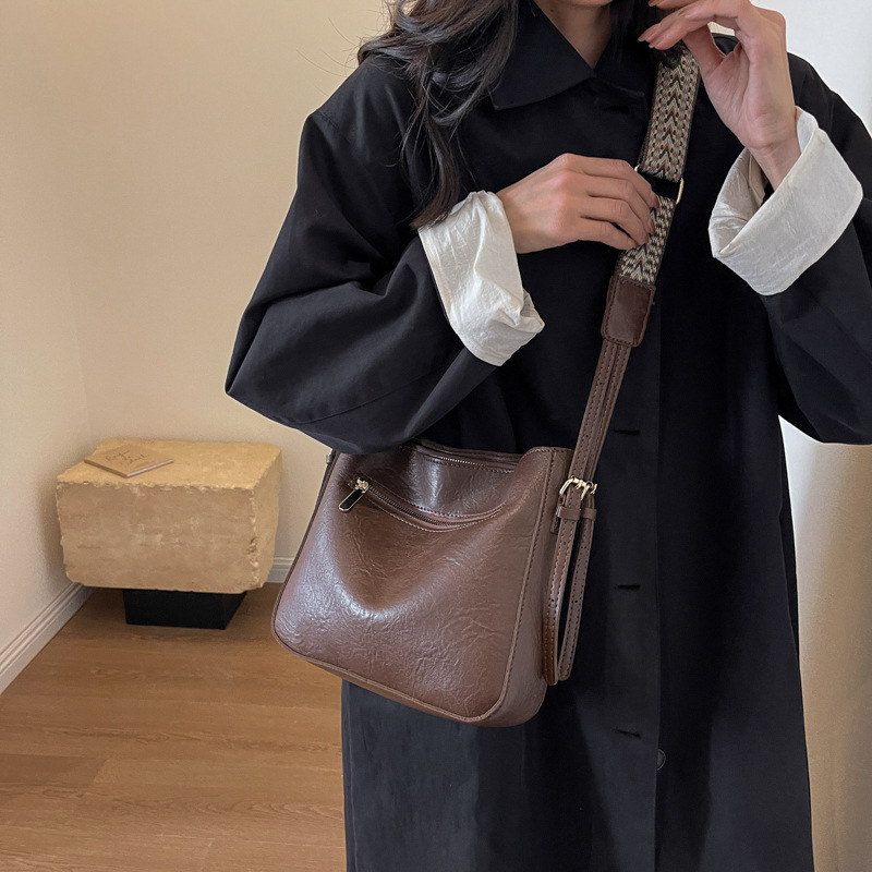 Bolsa de moda de alta calidad para mujeres 2023 nuevo invierno retro versátil cubo bolsa estilo coreano nicho bolso de hombro