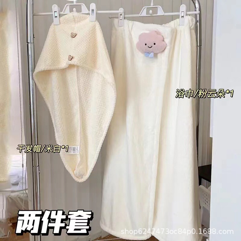 お風呂のスカートのバスタオルの髪の帽子の女性は家庭用のお風呂を包むことができます。|undefined