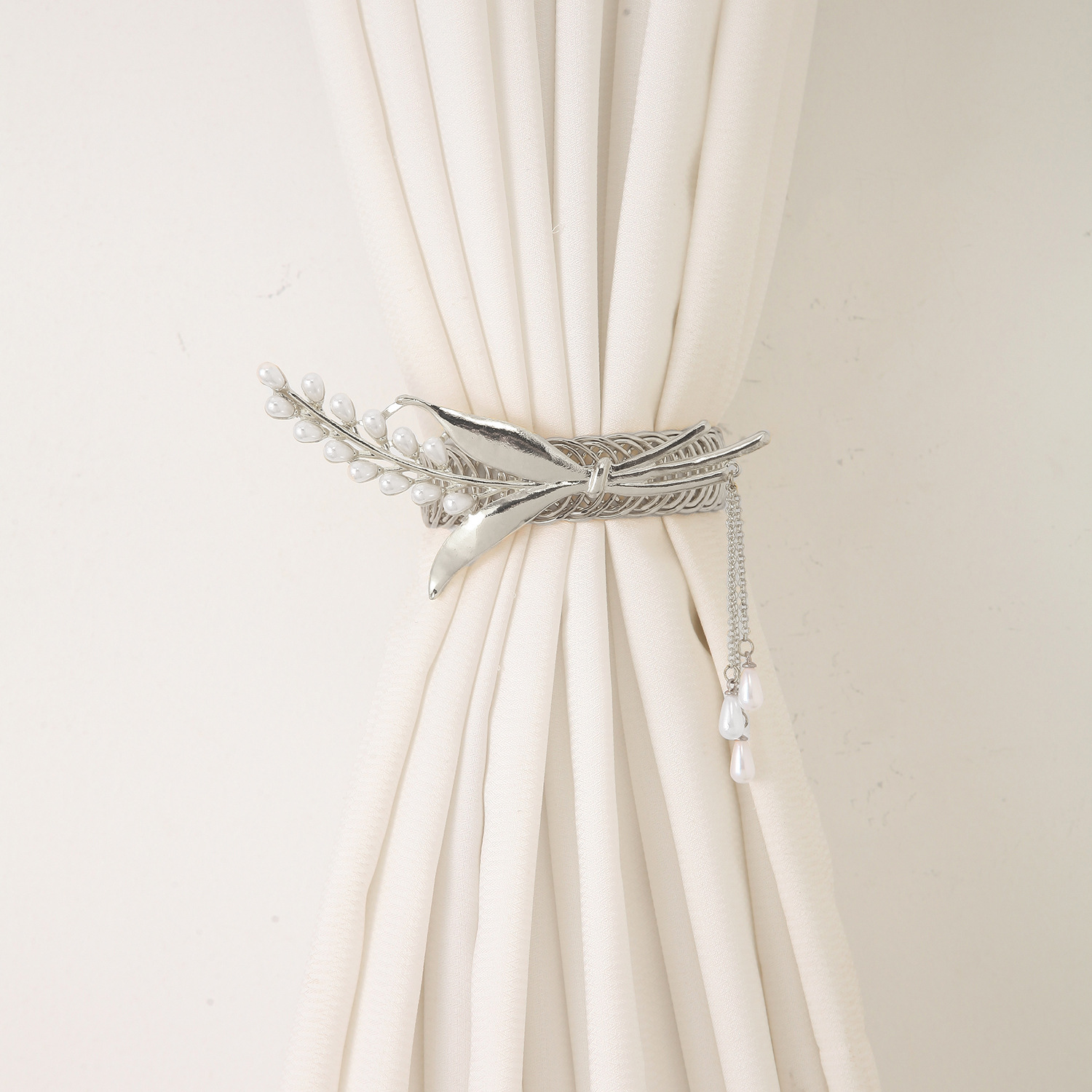 Abraçadeira de cortina com coração e pérolas elegante_voghion.com