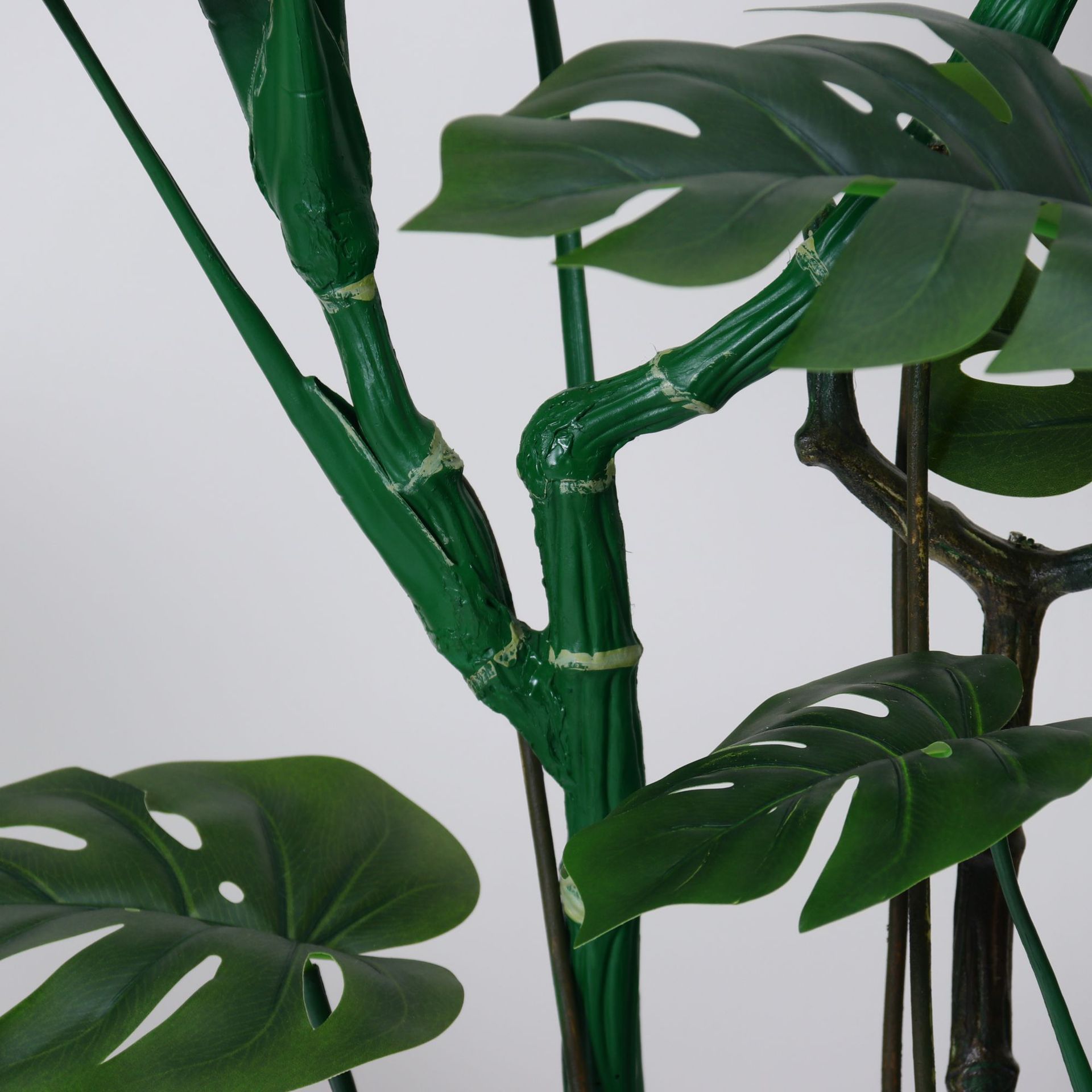 Simulación de plantas verdes, monstera, árboles falsos, plantas en macetas, ventanas grandes, decoraciones de decoración de piso interior, paisajismo de plantas biónicas
