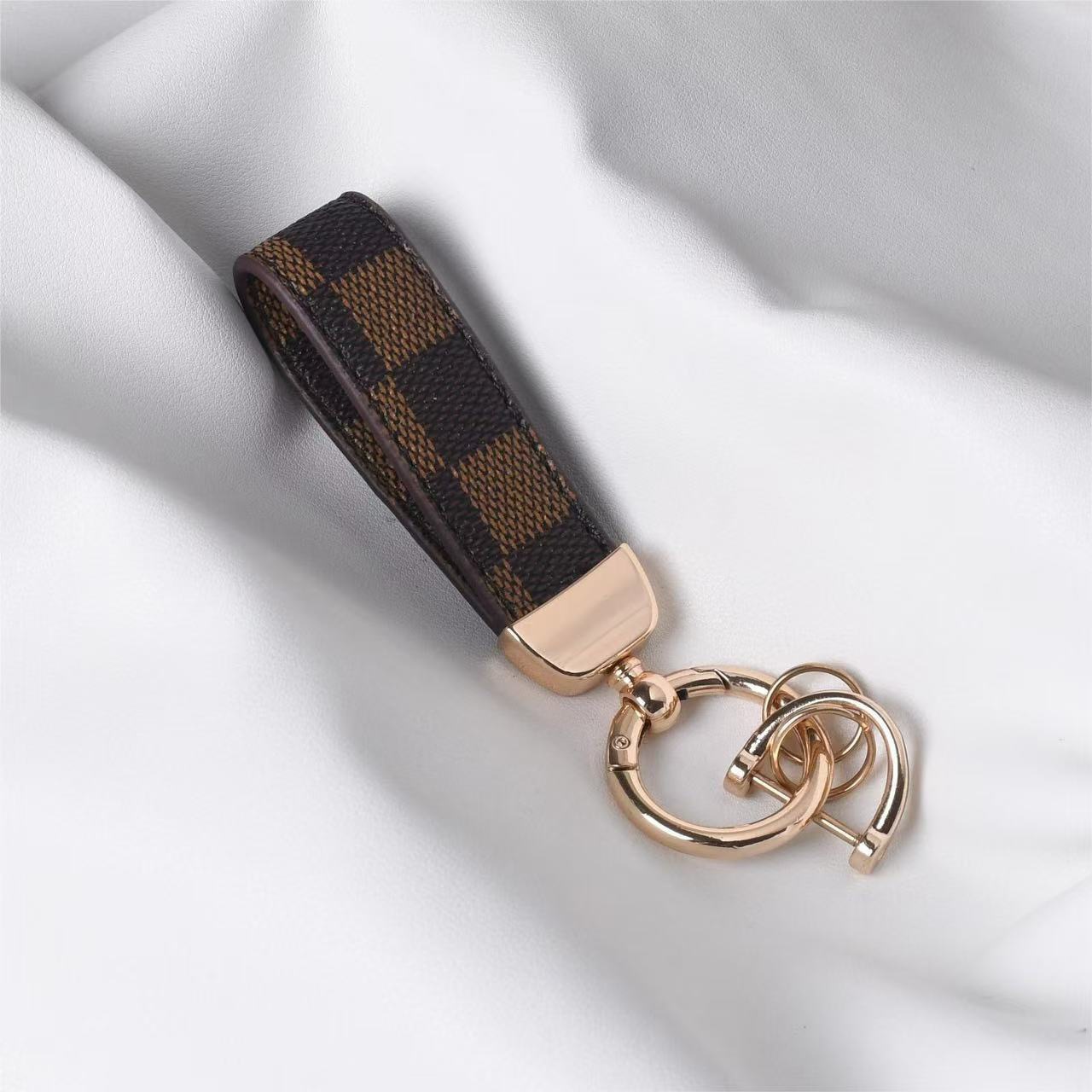 新しい花柄の高級車のキーホルダー、男性と女性のための腰掛け車の金属キーホルダーペンダント、カー用品卸売