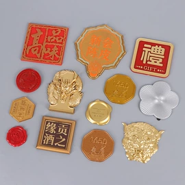 标签、标牌;铭牌;徽章