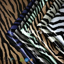 环保镜面PU印花各种镜面斑马纹 转印膜印大小斑马纹PU人造革面料