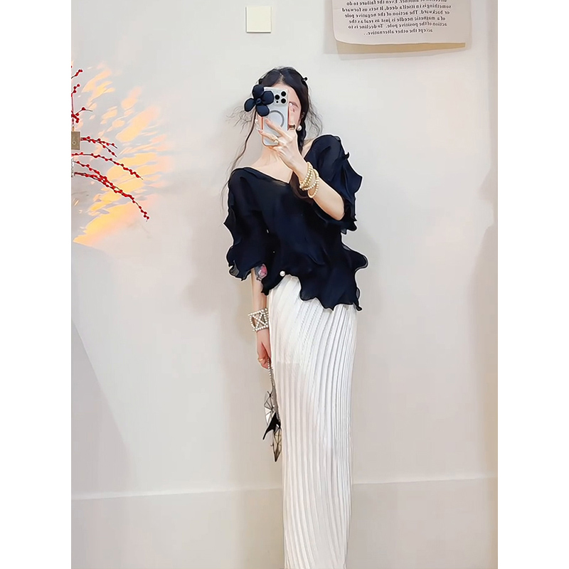 Áo thun nữ Miyake xếp ly thủ công cổ V phối ren ôm dáng — màu đen