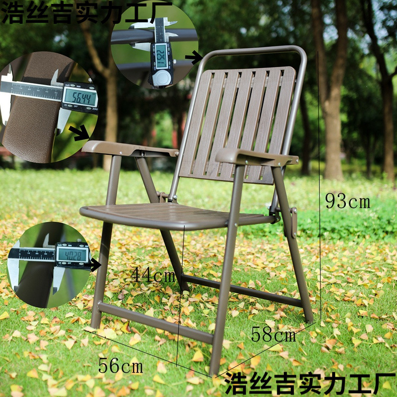 Una silla verde plegable actualizada de color marrón.