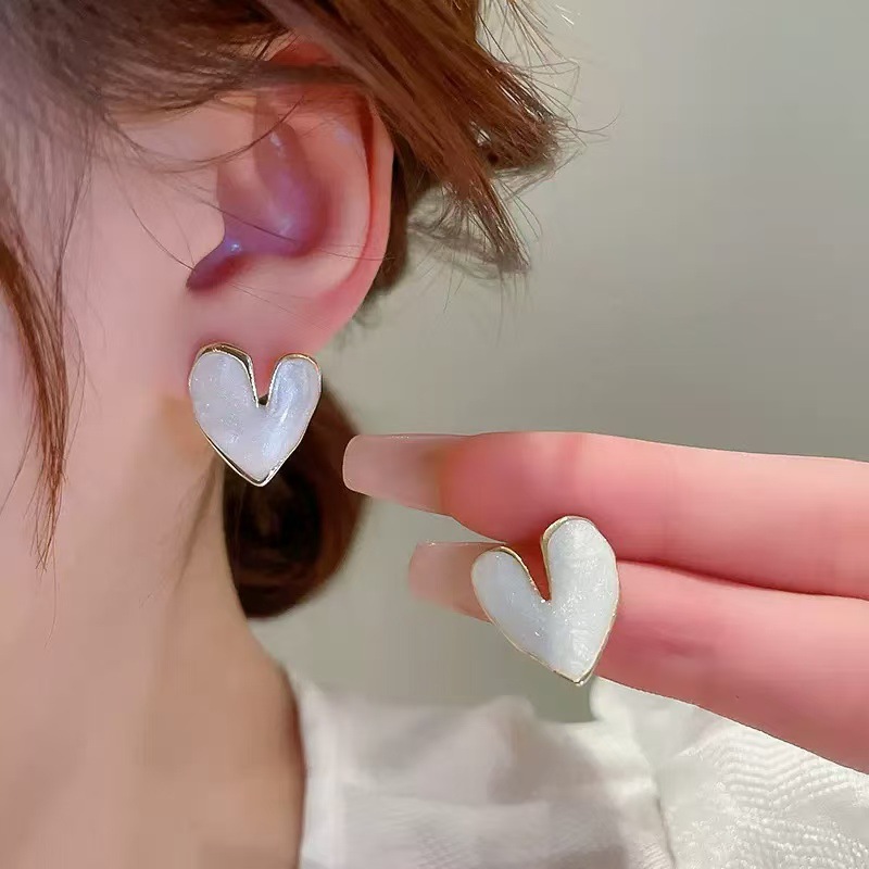 High-End, Elegant, Irregular Heart-Shaped Earrings, Milky White, Light Luxury Gold-Edged Earrings, Niche Design, Exquisite Earrings