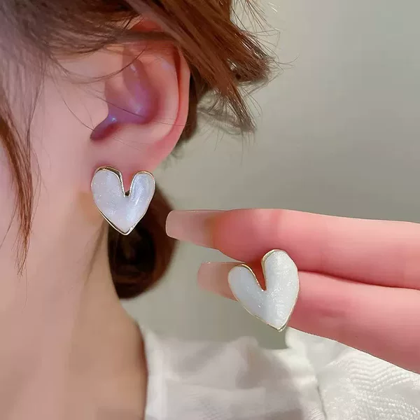 High-End, Elegant, Irregular Heart-Shaped Earrings, Milky White, Light Luxury Gold-Edged Earrings, Niche Design, Exquisite Earrings