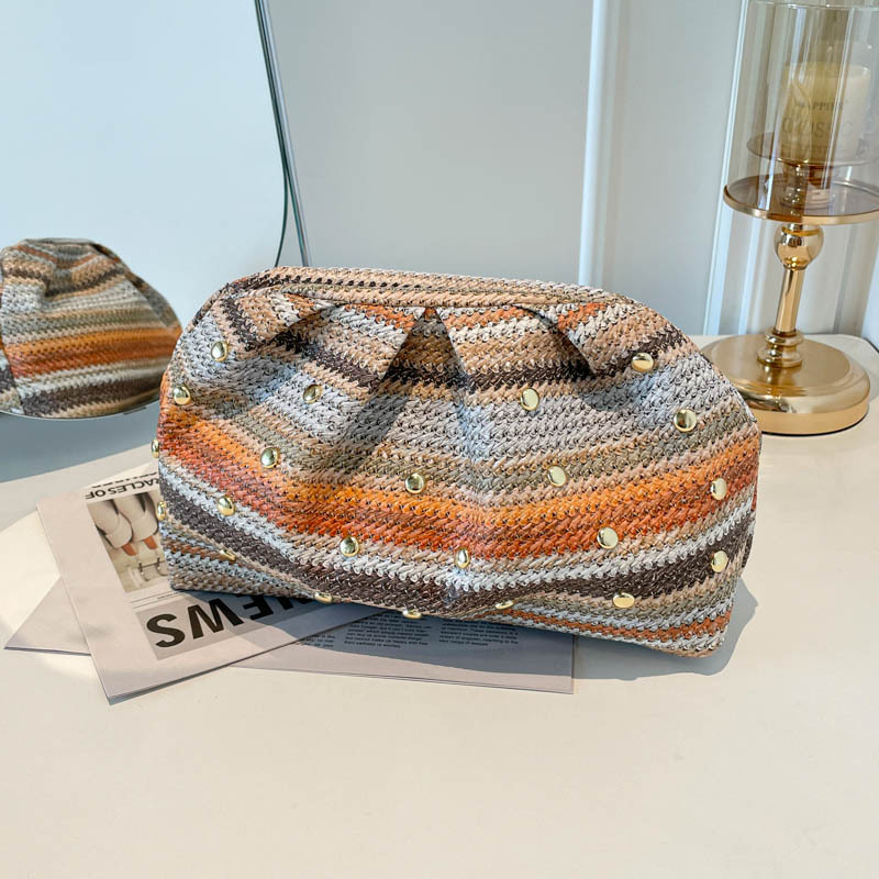 Verano nuevo temperamento versátil simple plegado estilo estilo extranjero alto sentido de nicho sentido de diseño bolso de mano ligero para mujeres