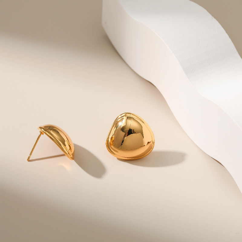 Messing Überzogen 18 Karat Echtes Gold Unregelmäßig Glänzende Geometrische Dreieckige Gezeiten Ohrringe Gebogene Französische Modische High-end-ohrringe display picture 4