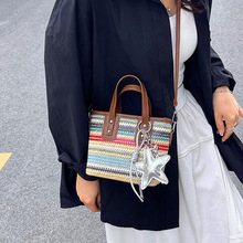 夏天撞色小包女2025新款海边沙滩度假草编包流行斜挎手提水桶包&