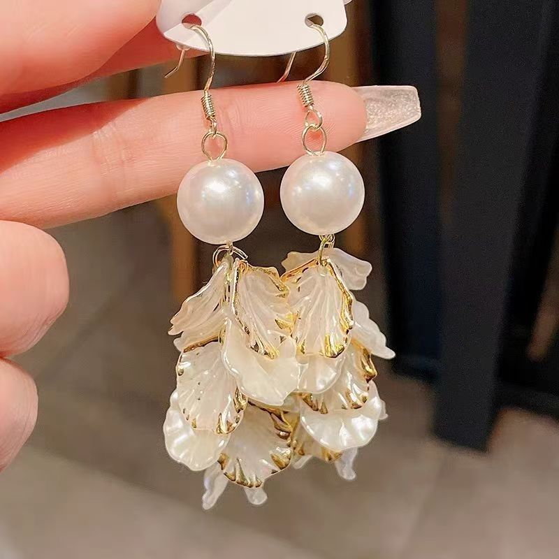 Brincos de estilo francês com pérolas e borlas em formato de pétala, novidade em vendas, alta qualidade, estilo vintage, com ganchos exagerados para mulheres._voghion.com