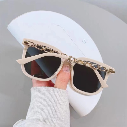 Elegant Women's Sunglasses, Slimming Face, 2024 New Model, Chain-Leg Star-Shaped Sunglasses, Black, Suitable for Large Faces