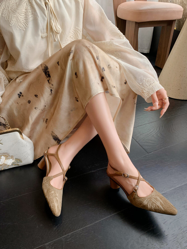 Sandal cao gót mũi nhọn phong cách Trung Hoa mới, chất sa tanh, quai chéo rỗng, gót thô 9 cm — Màu trắng be, Màu Kaki chi tiết 47