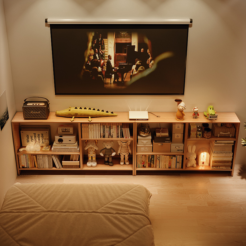 El estante de la pared del televisor está contra la pared, todo el gabinete estrecho de madera maciza, el proyector se coloca debajo del estante largo del decodificador del enrutador