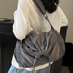 休闲包包女式2025新款流行手拎包轻便布包单肩包大容量斜挎水桶包