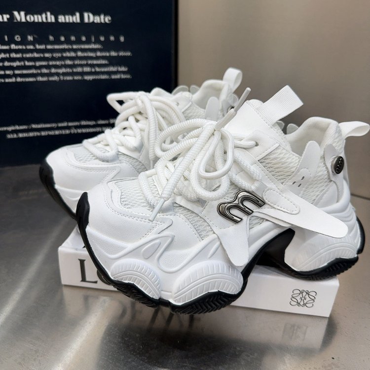 Productos europeos pequeños aumentan la altura de los zapatos de suela gruesa de verano 2026 nuevas zapatillas de deporte transpirables casuales transpirables